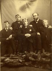 Familiefoto av Hans H. Torstvedt med tre frå Sisjord.  Fotoe