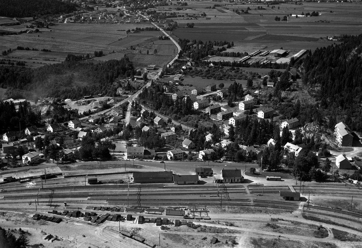 Flyfotoarkiv fra Fjellanger Widerøe AS, fra Porsgrunn Kommune. Eidanger. Fotografert av E. Jaquet 27.07.1963.
