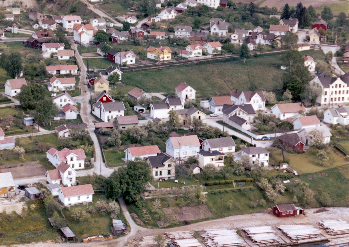 Flyfotoarkiv fra Fjellanger Widerøe AS, fra Porsgrunn Kommune. Åmotbakken. Fotografert 17.05.1961