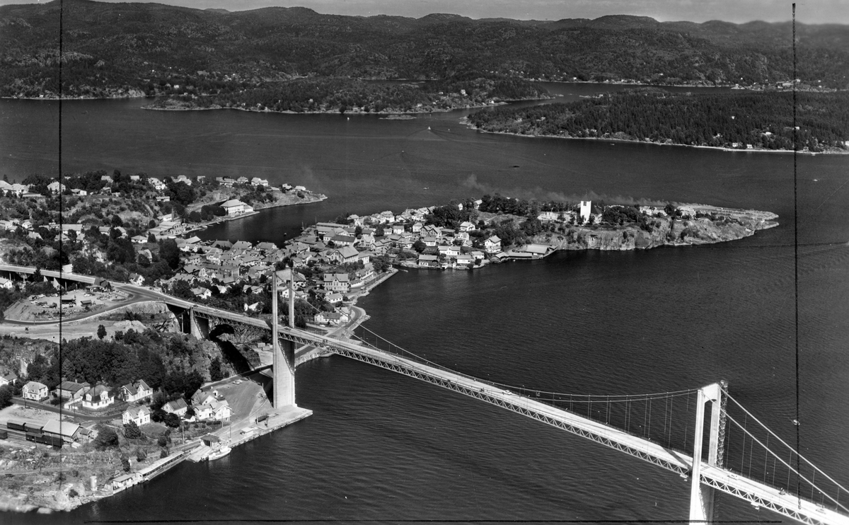Flyfotoarkiv fra Fjellanger Widerøe AS, fra Porsgrunn Kommune. Breviksbroen. Fotografert 27.07.1963 av Edmond Jaquet