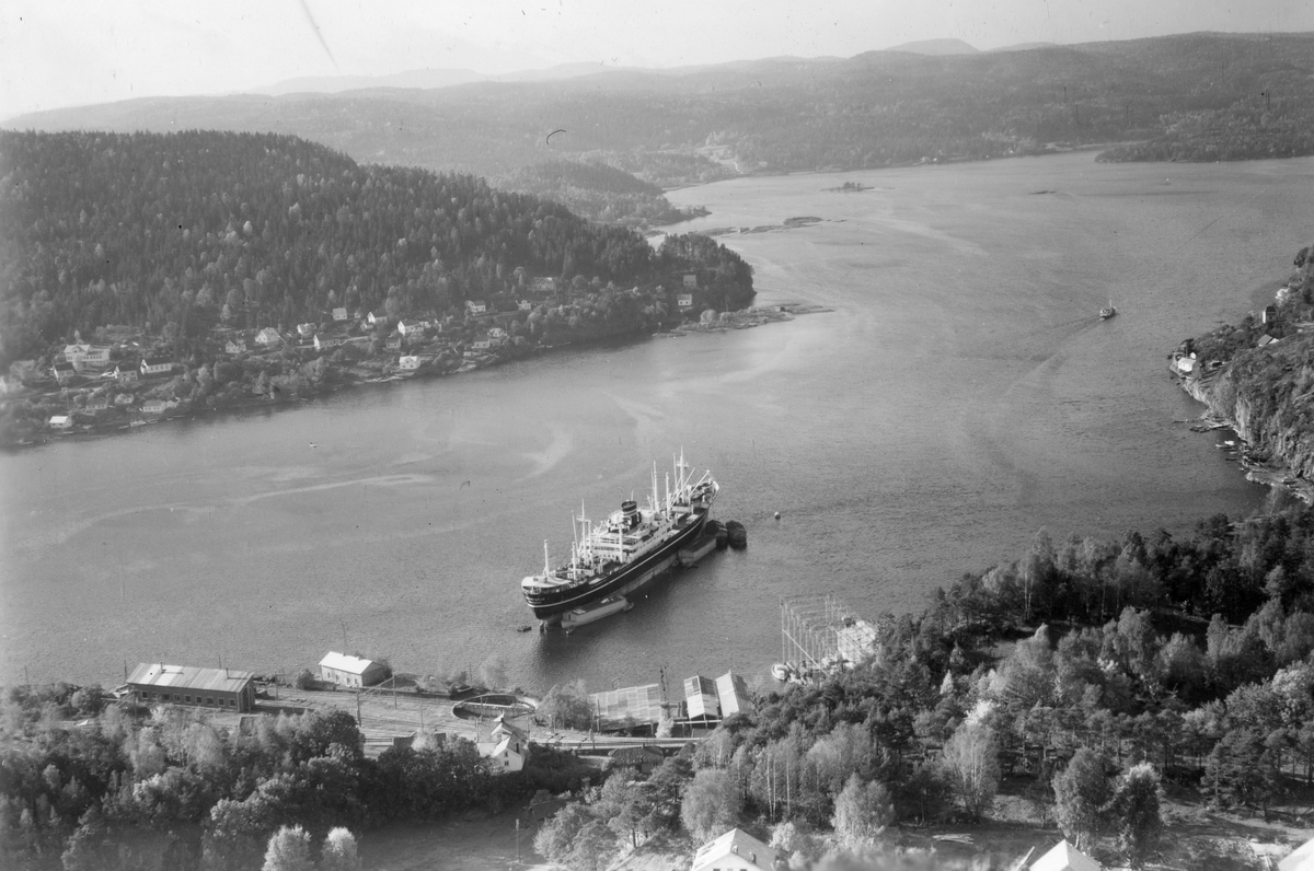 Flyfotoarkiv fra Fjellanger Widerøe AS, fra Porsgrunn Kommune. Trosvik Verksted, Brevik. Fotografert 13.10.1955. Fotograf Otto Hansen