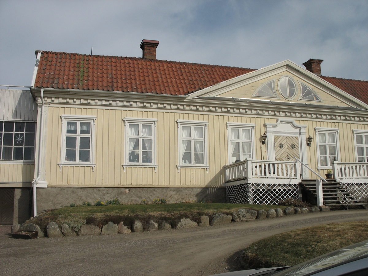 Exteriör, huvudbyggnaden på Hakarps säteri i Jönköpings kommun.