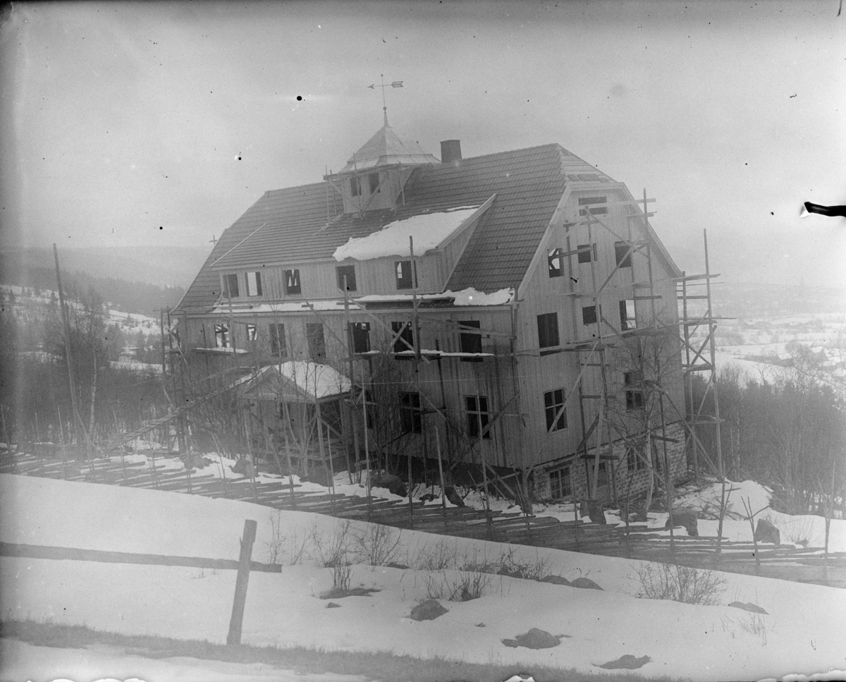Ålborg turisthotel i Bergesvingen, Lillehammer, under bygging. Bygningen brant 9. juni 1923, ennå ikke tatt i bruk.