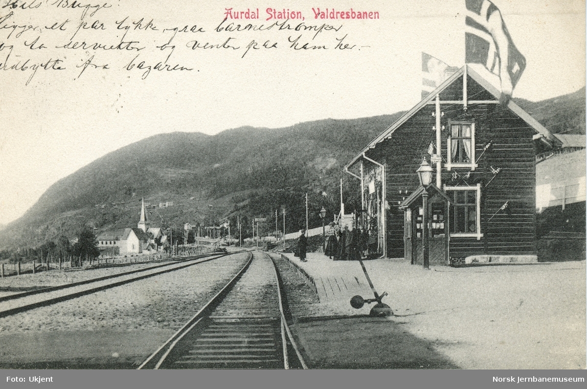 Flaggpyntet Aurdal stasjon, trolig i forbindelse med åpningen av strekningen Aurdal-Fagernes 29.09.1906