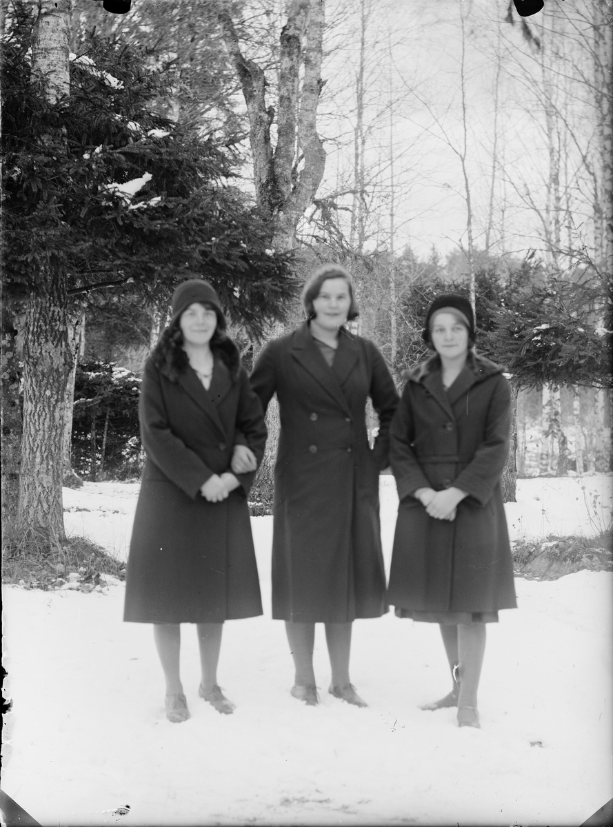 Tre kvinnor står ute i snön, Alunda, Uppland
