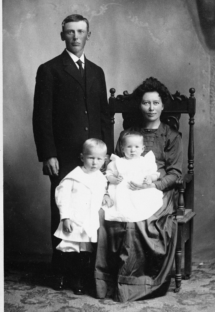 Sven Åsland (1880 - 1952) og kona Grete Larsdtr. Kalberg (1881 - 1970) og borne Stoffer Åsland (1909 - 1993), Marta Maria Åsland (1911 - 2002). Dei budde ei tid i Amerika før dei to over heimegarden.