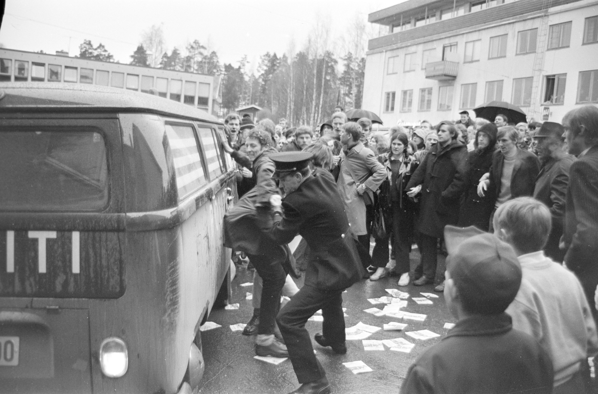Demonstrasjon i Elverum mot visning av  den amerikanske filmen fra Vietnam-krigen "The Green Berets. Elvarheim kino, demonstrasjon, politi, arrestasjon,