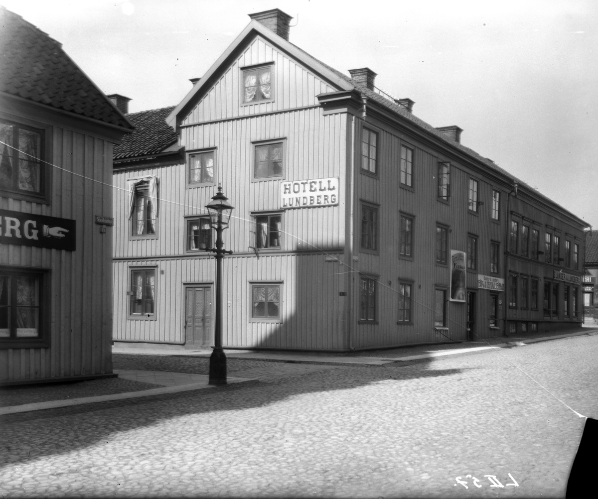 Lundbergs hotell vid korsningen Skolgatan - Smålandsgatan i Jönköping var ättling till Västra förstadens gästgiveri, som öppnades 1846. Gästgiveriet ägdes av källaremästare Carl J. Lundberg. Ägaren vid denna tid hette Axel Lundberg. Intill hotellet låg Elander & Lundbergs järnhandel. Fotot är taget från Skolgatan år 1905.