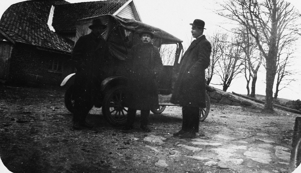 Den første bilen på Njå, ein Ford A-modell vert beundra av 3 brør. Eigar er Gabriel Njå (1889 - 1983).
F. v. Ingvald Njå (1878 - ) farmar i Canada, Peder Njå (1872 - 1967) også han farmar i Canada og Isak Samuel Njå (1889 - 1978) vektar på Bryne.