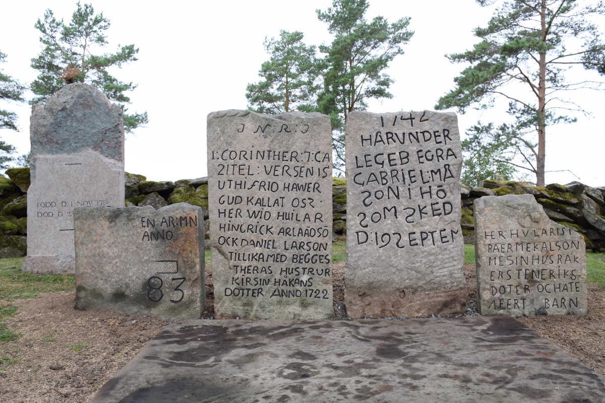 Äldre gravvårdar på Svenarums kyrkogård i Vaggeryds kommun.