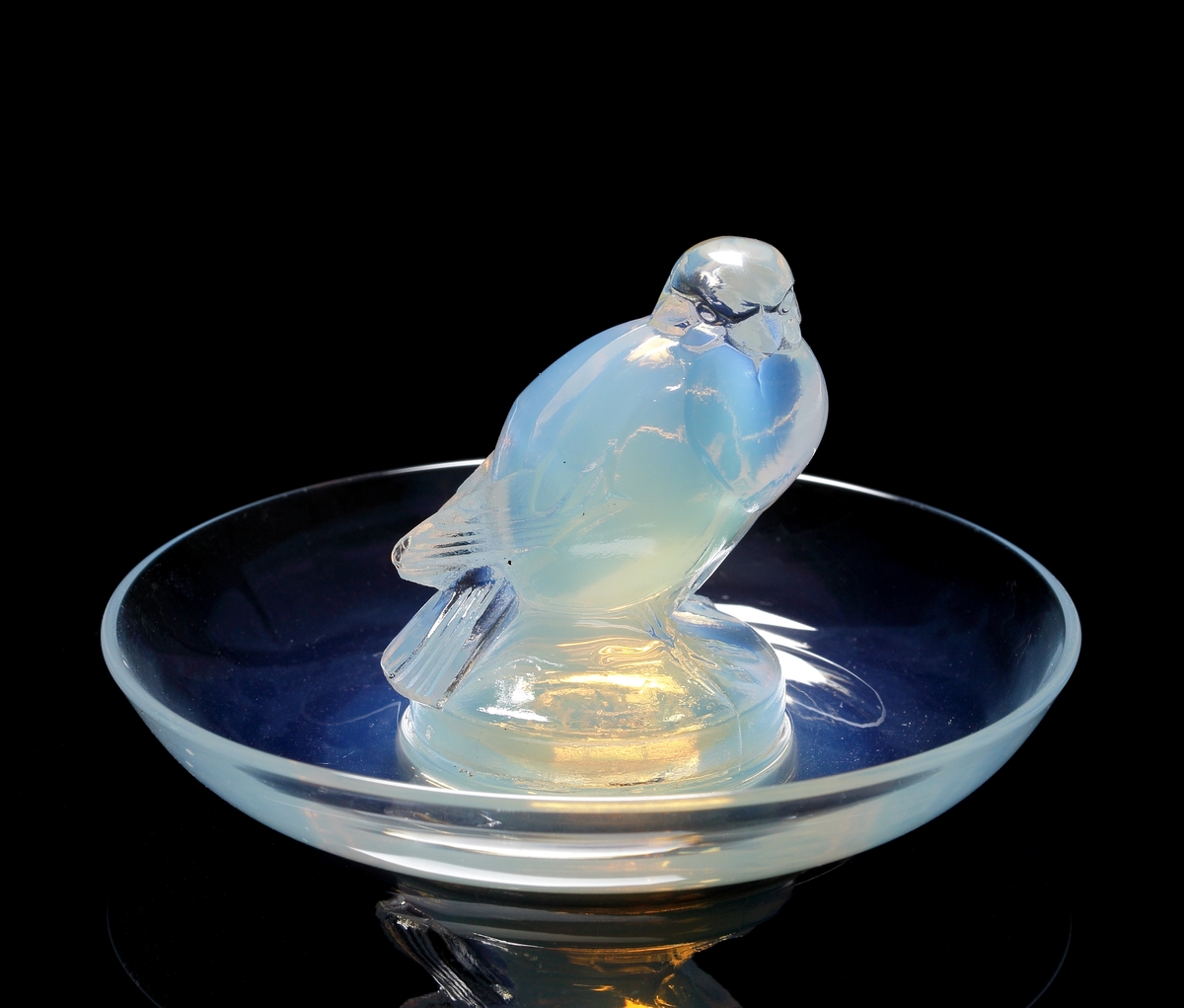 Askfat i opaliserande glas med fågel i naturtrogen storlek.