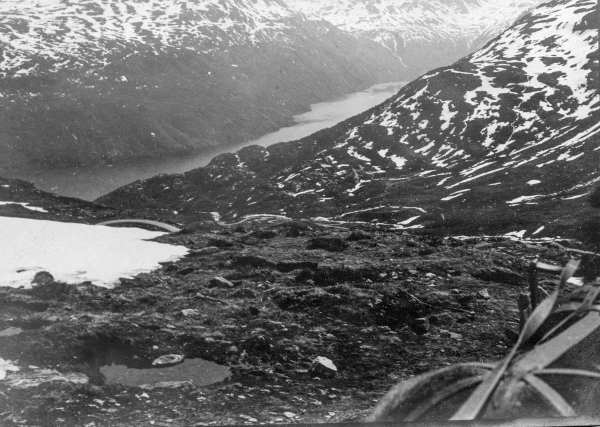 Med hest og karjol ned frå Røldalsfjellet, utsikt mot veganlegg i Håradalen