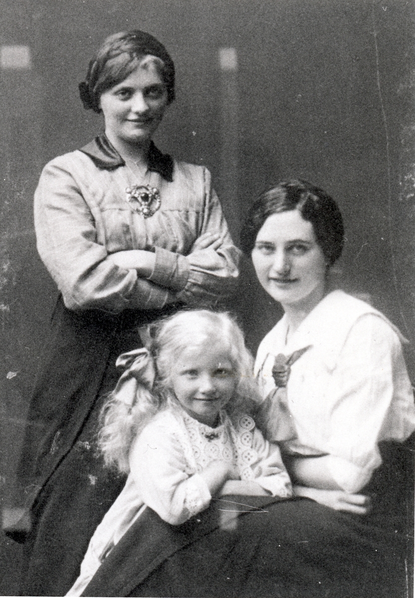 Portrett av Henriette Andersen fra Ottemoen og to ukjente damer. Tromsø 1915