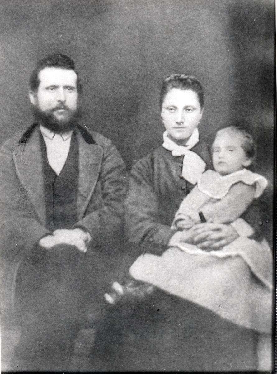 Portrett av skredder Størker Pedersen m. familie. Trondheim 1878