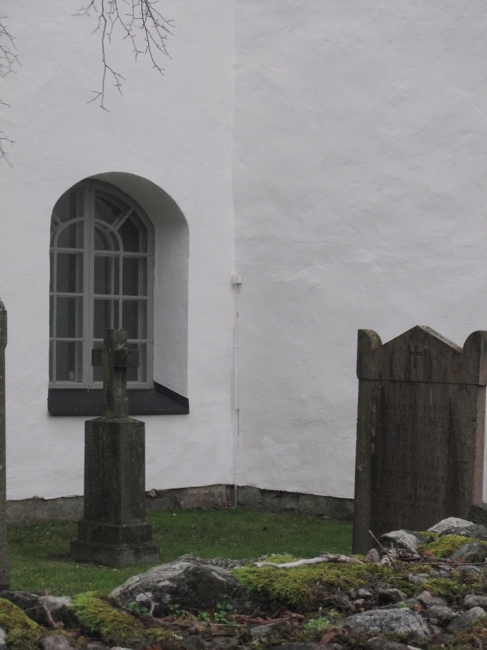 Exteriör, detalj från Alseda kyrka i Vetlanda kommun. På bilden syns en utomhusgivare som ingår i ett nytt klimatstyrningssystem i kyrkan.