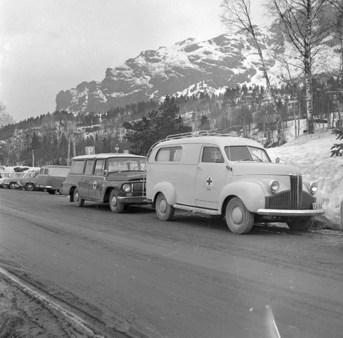 Røde Kross-bilane "Internationalen" og "Rafsi" parkert på fjellet i 1963.