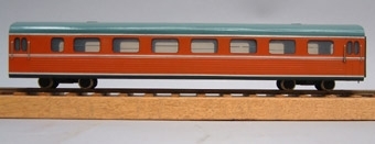 Modell i skala 1:50 av motorvagn UBoa2, X9M. Mellanvagn.
Orange med grågrönt tak.

Kallades i folkmun för Paprikatåget.
