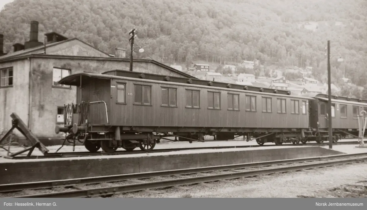 Personvogn Bo2a type 1 nr. 335 på Otta stasjon