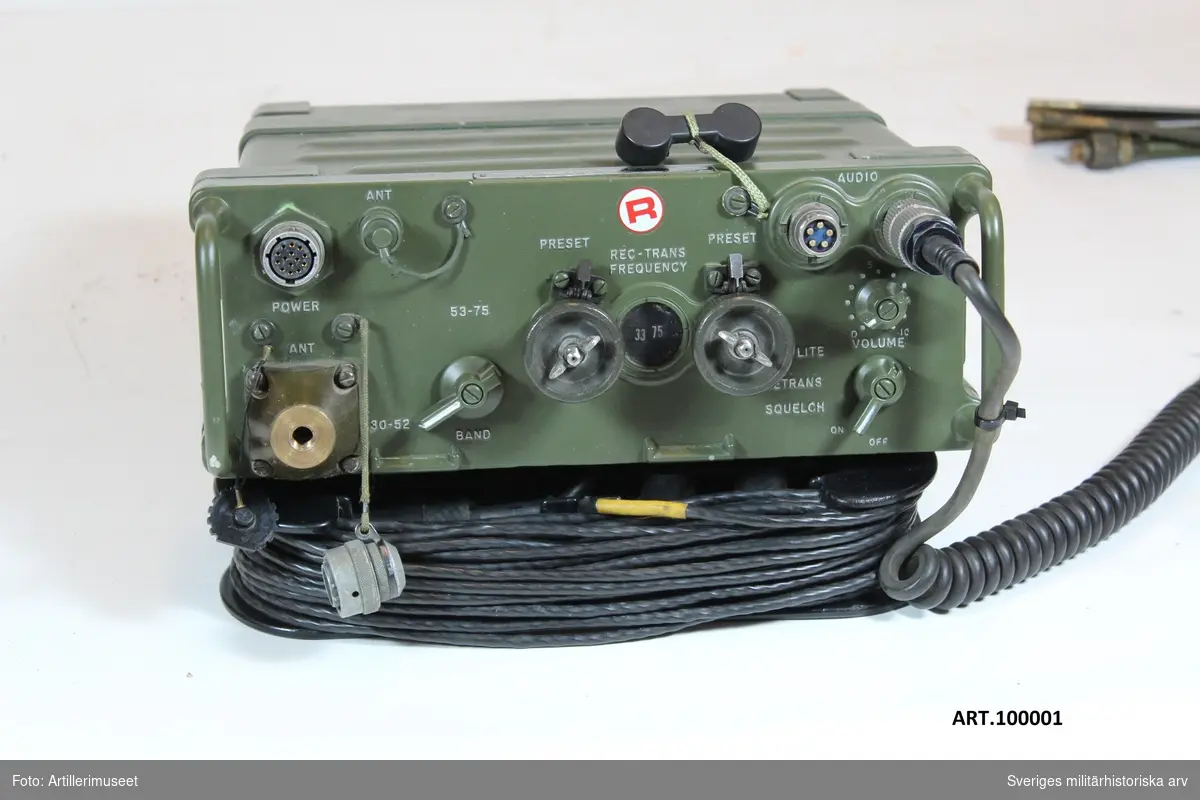 Utdrag ur Radiostation 145 Beskrivning del 1 (1971). Publ.nr: F1094-027500

Ra 145 är en amerikansk bärbar UK-radio (ultrakortvåg) avsedd för telefoni med beteckning PRC-25.
Radiostationen köptes in till Sverige och fick beteckningen Ra 145.
I början av 1960-talet introducerades i USA en ny generation militära radiostationer, 1960 VRC12 (Ra 421 och Ra 422) och 1961 PRC-25 (Ra 145).

Stationerna var försedda med ett frekvenssyntessystem, som ger mycket god frekvensnoggrannhet vid sändning och mottagning inom ett brett frekvensområde, 30,00-75,95 MHz.
Den lämnar vid sändning en 150 Hz signal för manövrering av tonstyrd brusspärr hos motstationen t.ex Ra 145/146 och Ra 421/422.

Tekniska data:
Frekvensomfång 30,00-75,95 MHz (920 kanaler)
Band A: 30,00-52,95 MHz
Band B: 53,00-75,95 MHz
Kanalavstånd: 50 kHz
Modulation: Frekvensmodulering (FM)
Uteffekt:1,5 W
Brusblockering: brus- eller tonreglerad (150 Hz)
Rörbestyckning: Halvledarbestyckad förutom sändarens slutrör (2DF4)
Strömförsörjning: Batterilåda 303

Underlag till ”beskrivning” är i huvudsak hämtat ur Försvarets Historiska Telesamlingar
Armén, sammanställning över arméns lätta radiostationer under 1900-talet av
Sven Bertilsson och Thomas Hörstedt (Grön radio).

