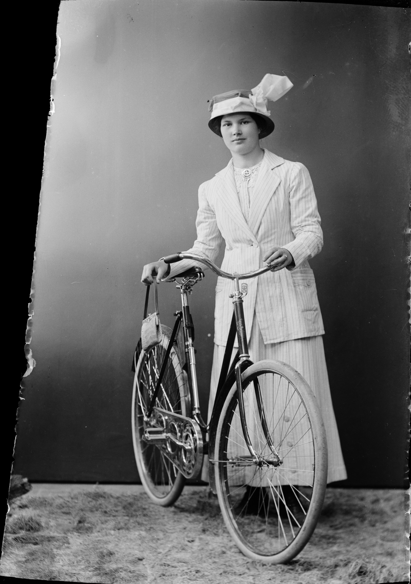 Ateljéporträtt - kvinna med en cykel, Östhammar, Uppland