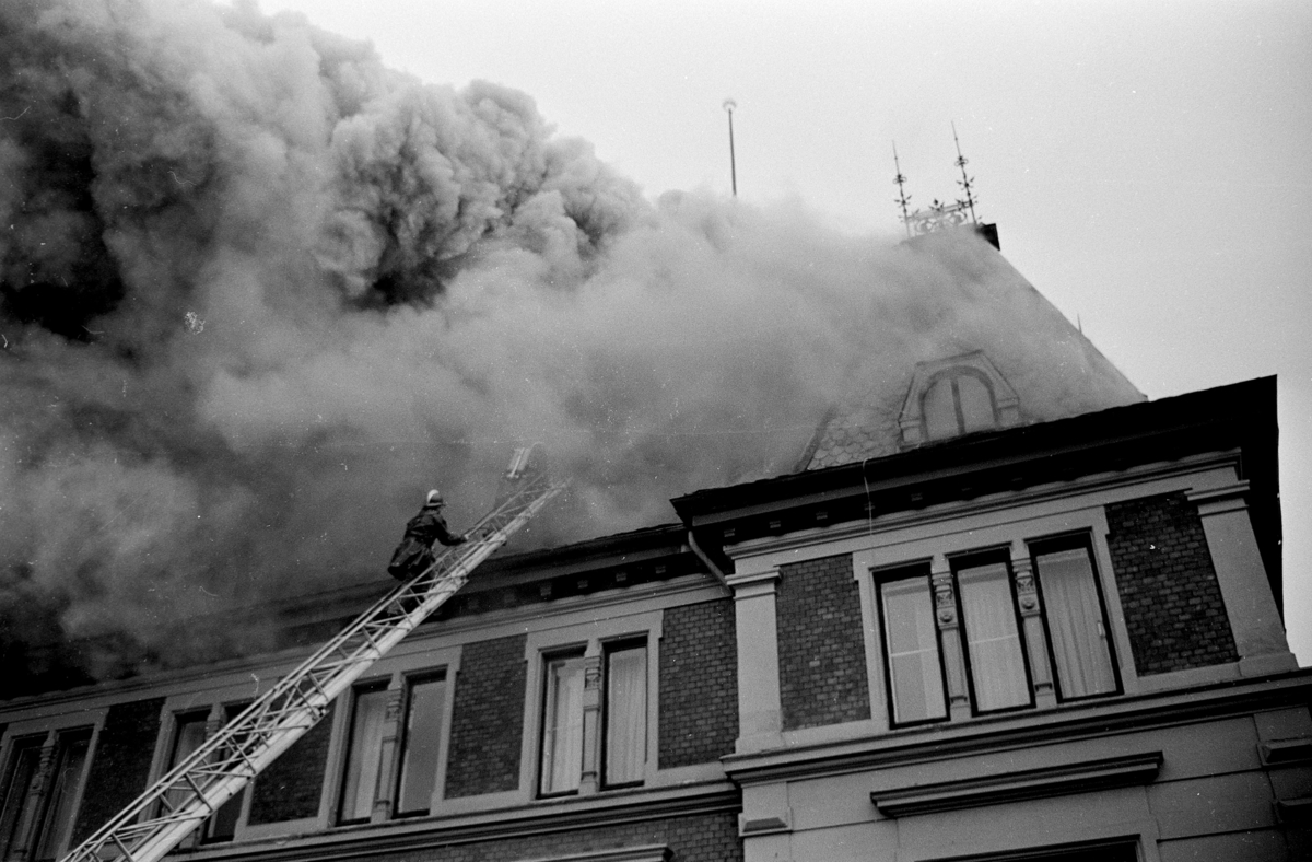 Brann, Grand Hotel, Hamar, 1969. Brannmannskaper, stige.