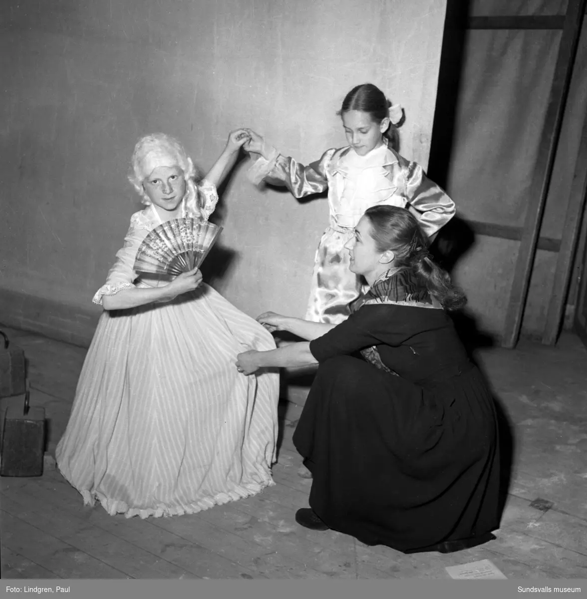 Inga-Lisa Erikssons danselever (6-9 år gamla) bjöd på en balettuppvisning på Sundsvalls teater. På bild 1 får Hedvig Velander och Gunilla Hagström hjälp med rokokodräkterna av danslärarinnan själv, Inga-Lisa Eriksson.