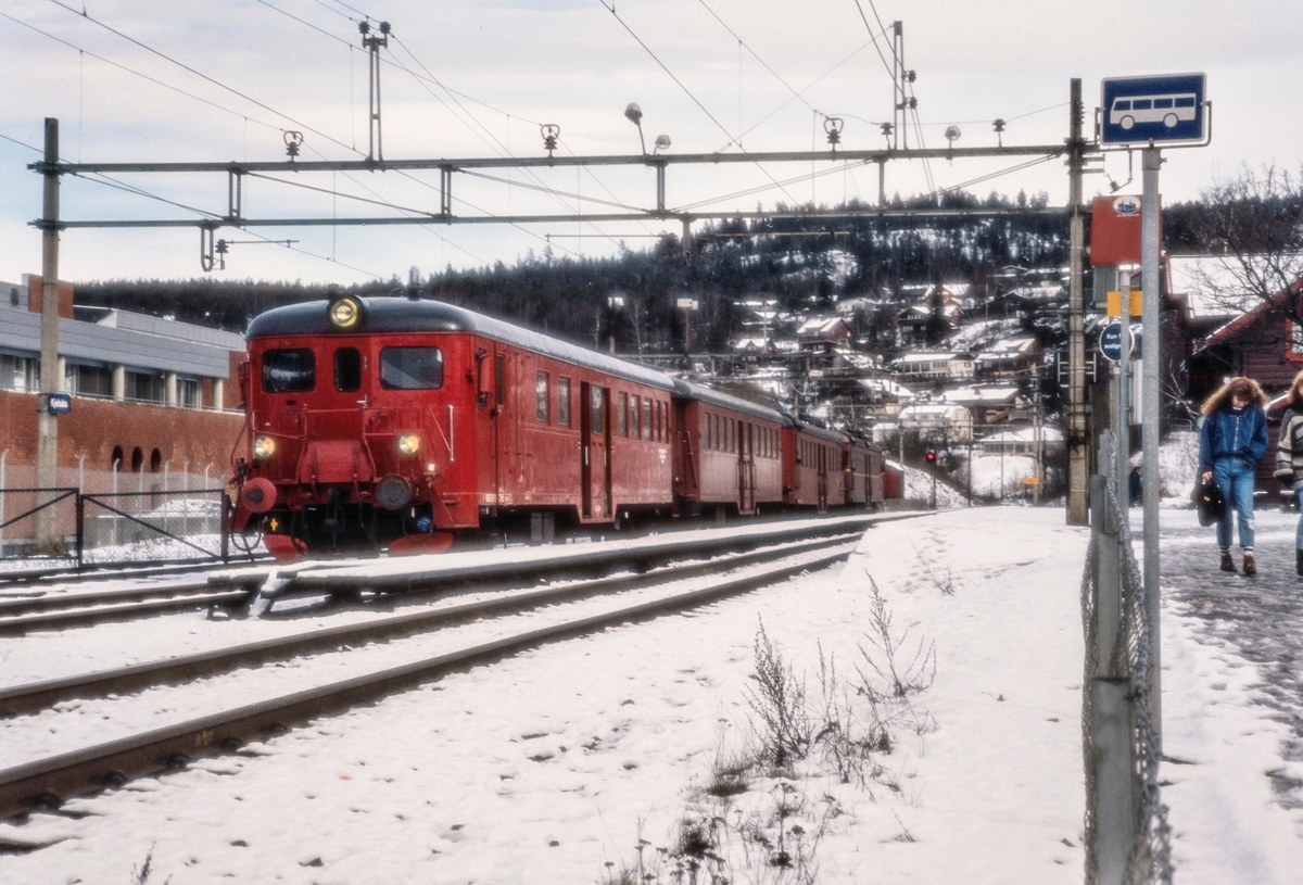 Persontog på Kjelsås stasjon med elektrisk motorvognsett type 67/65