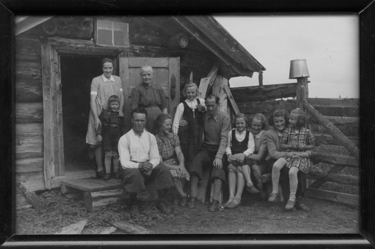 Samling av byfolk og bygdefolk på Gamlestølen Vestre Slidre i 1944.
