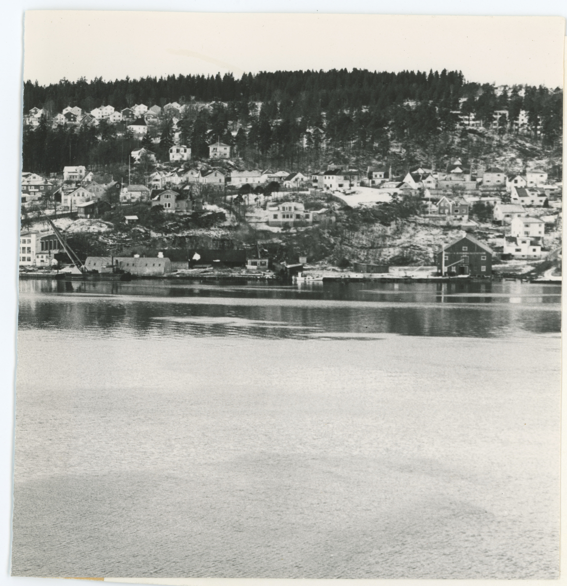 To bilder i serie. Fotograf har trolig stått på taket av Noblikk.  
Detaljer: Panorama av Moss Værft. Krabben og Krosseren.
