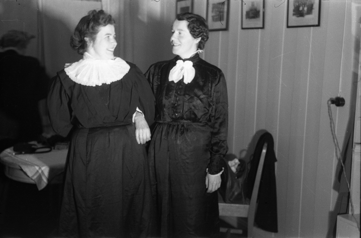 Avfotografert portrett av to kvinner, tydeligvis iført et kostyme. Til høyre står Ingeborg Bjerke, til venstre muligens Ruth Schjønsby. Bildet er tatt på et ukjent sted.