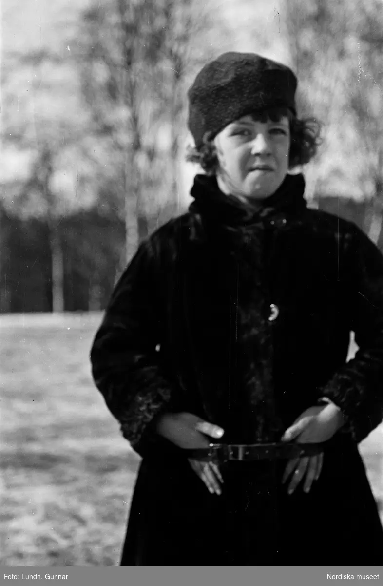 Motiv: Ulla-Brita, Alva;
Porträtt av flicka, porträtt av flicka som snyter sig, porträtt av kvinna och barn.

Motiv: G.L. Berta Bengtson;
Porträtt av en man.