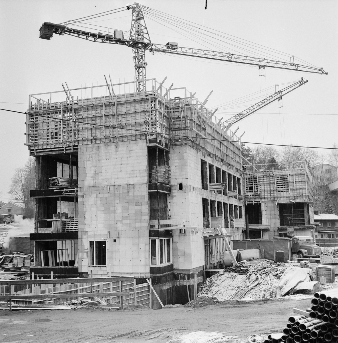 Akademiska sjukhuset, nya medicinska kliniken börjar skjuta i höjden, Uppsala, december 1960