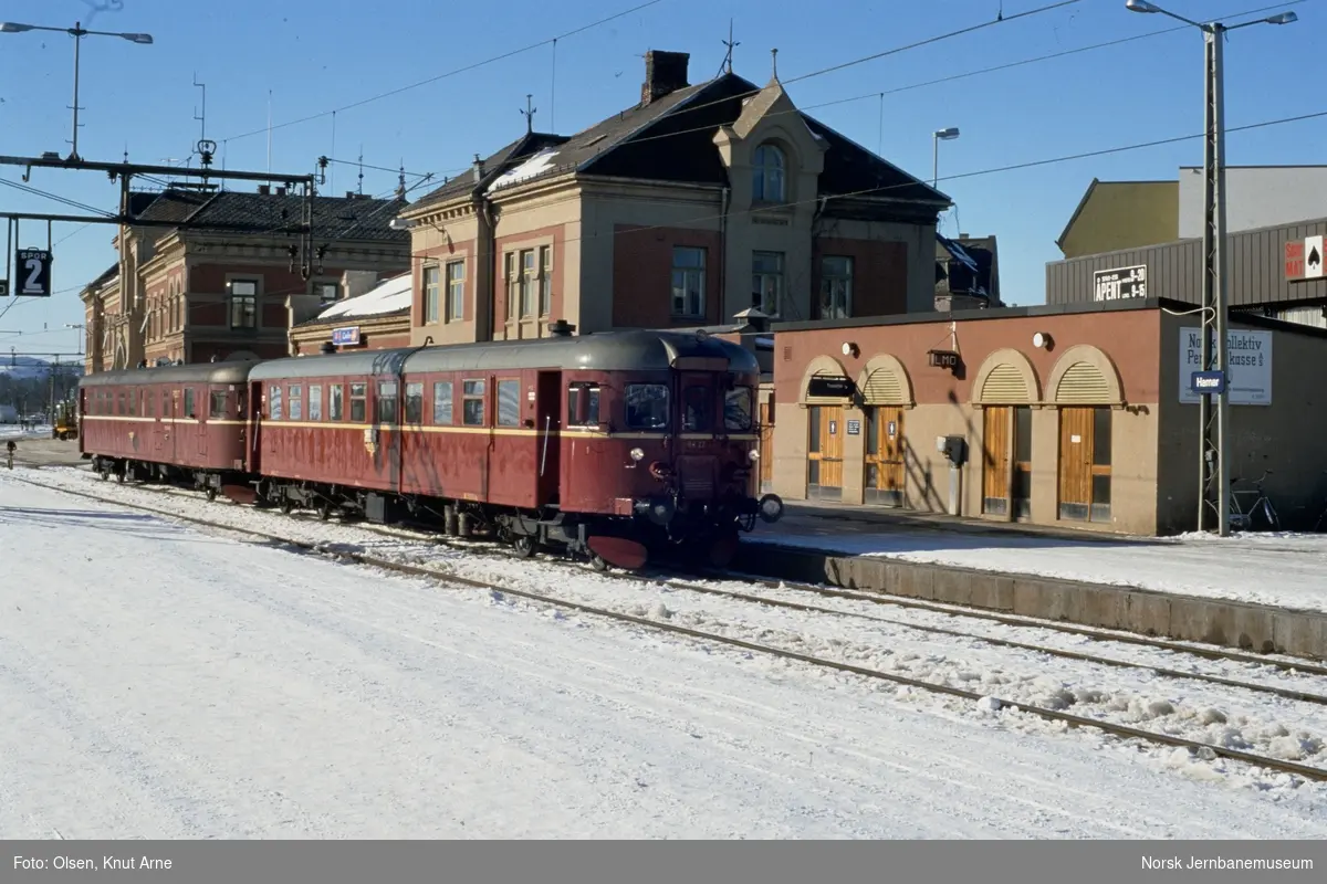 Dieselmotorvogn BM 86 22 og styrevogn BDFS 86 76 med persontog til Koppang på Hamar stasjon
