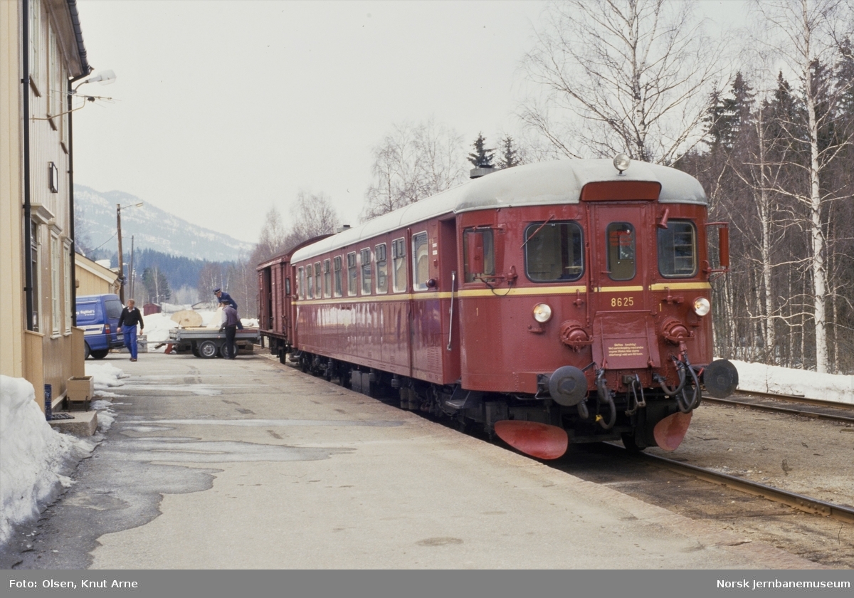 Dieselmotorvogn BM 86 25 med persontog til Kongsberg på Veggli stasjon