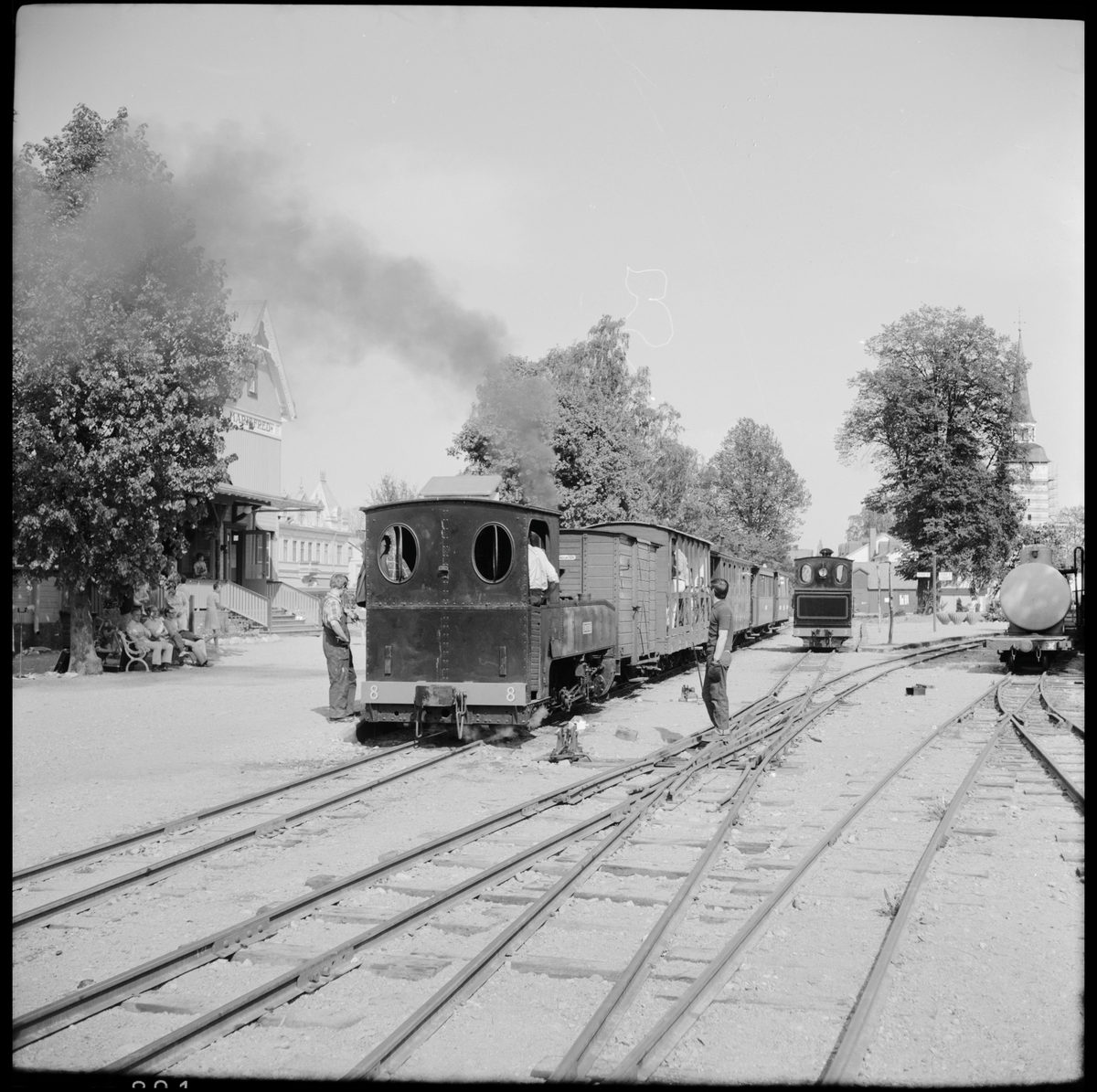 Museijärnvägen, Östra Södermanlands Järnväg, ÖSlJ ångtåg med lok 8 "Emsfors" närmast i bild på Mariefreds station.