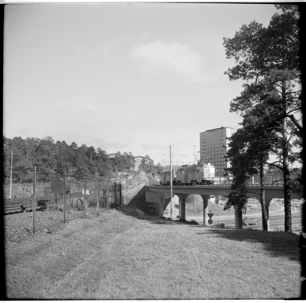 Aktiebolaget Stockholms Spårvägar, SS spårvagn på Nockebybanans viadukt över Drotningvägen, Till vänster i bild, smörjning av tunnelbanans kurva.