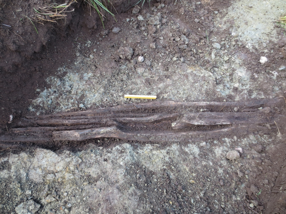 Dränering som framkommit vid en arkeologisk utredning i Kumlaby på Visingsö i Jönköpings län. Utredningen gjordes vid en plats som kallas för Gilberts håla.