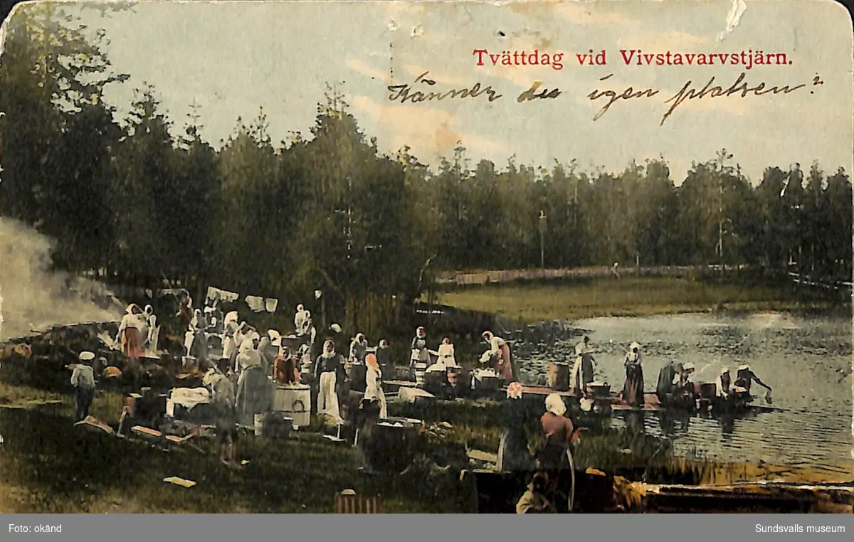 Vykort med motiv över tvättdag vid Vivstavarvstjärn i Timrå.
