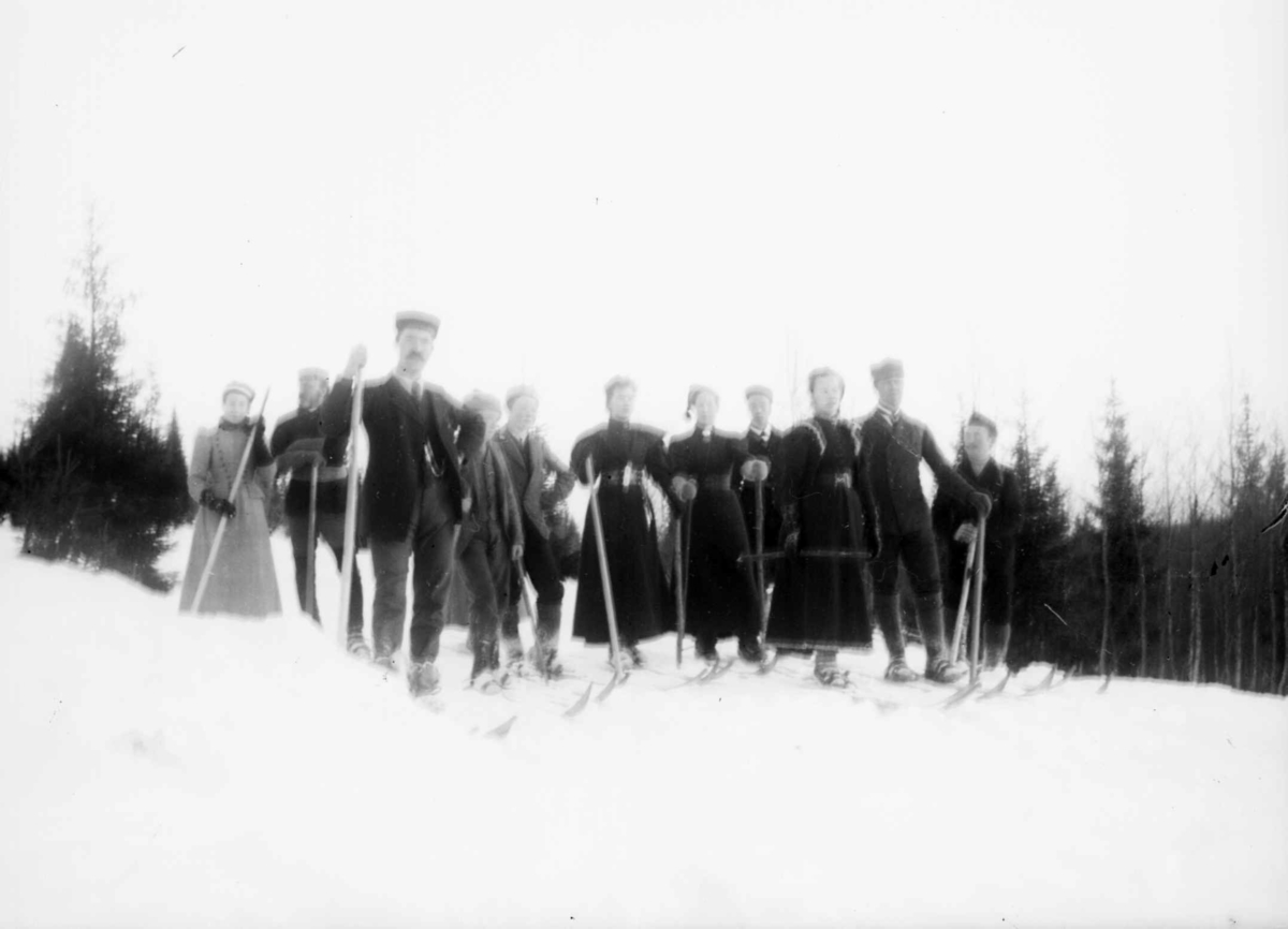 Gruppe menn og kvinner på ski