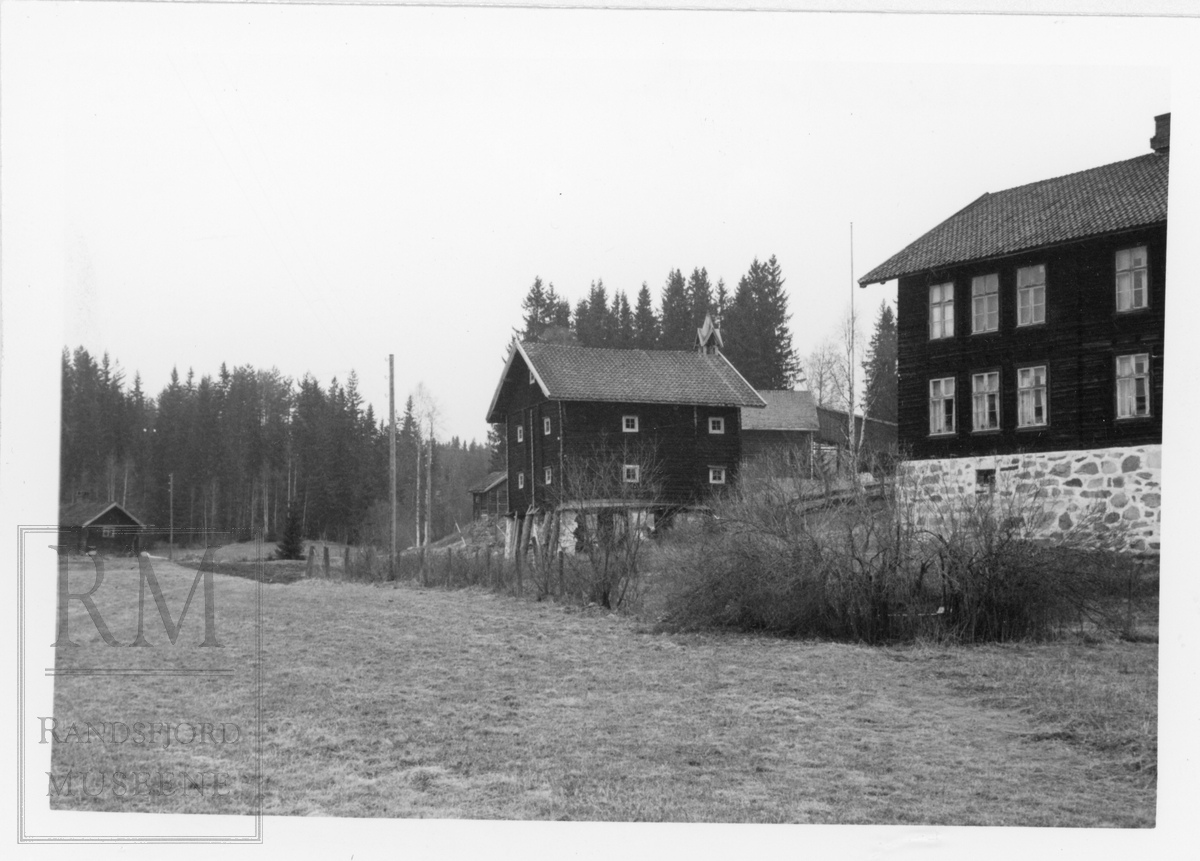 Vasseden gård ved Vestre Bjonvatnet. Gårdstun.