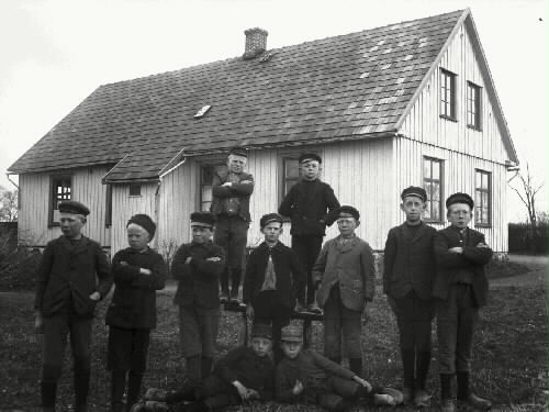 A Fridolf Persson var lärare i Årstad 1904-1912, Fritsla 1912-1920, Släp 1921-27 och Skrea 1927-41. Enl. sonen Einar Persson.