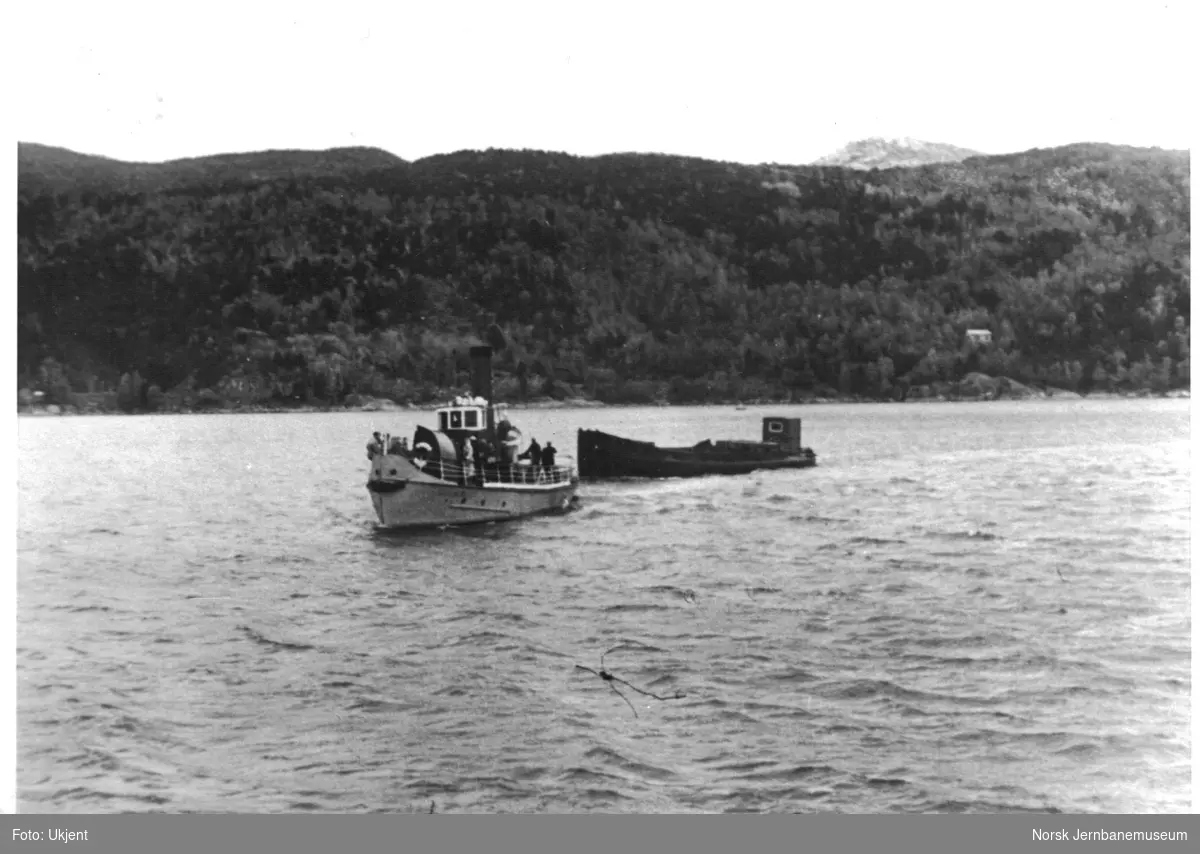 Dampbåten SULITELMA III ankommer Finneid med lastet pram