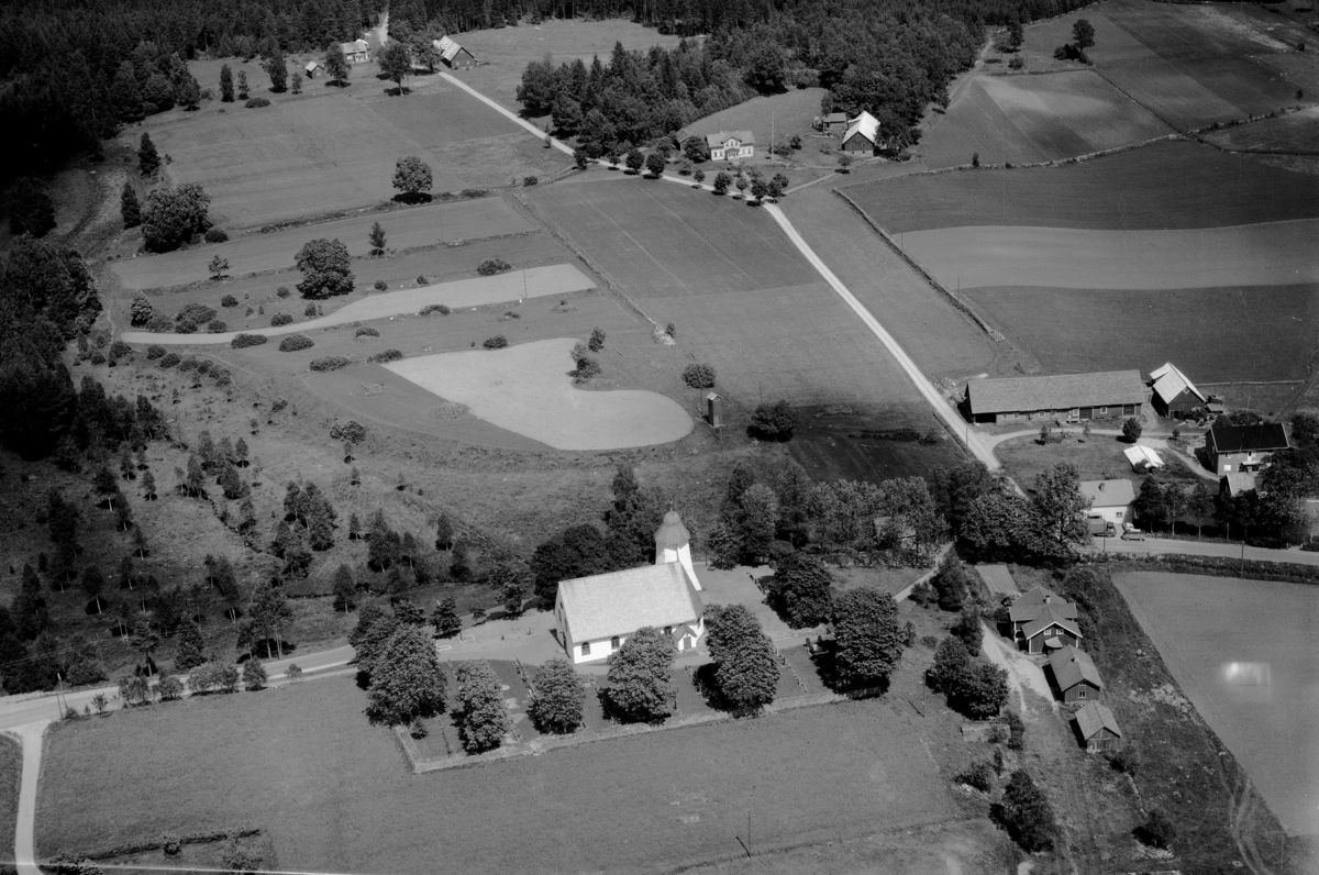 Flygfoto över Norra Unnaryd och Norra Unnaryds kyrka i Jönköpings län. Nr 1102/1961