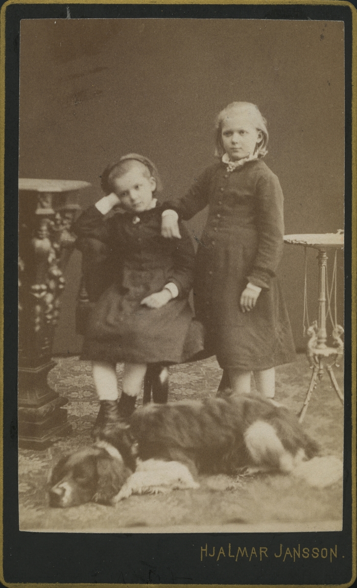 Alfild och Mana Wallberg med Lord, 1881.