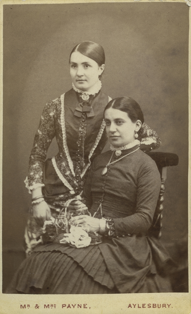 Två kvinnor. Majken Swedlund till vänster samt Whitte 1882, enligt svårläst text på baksida.