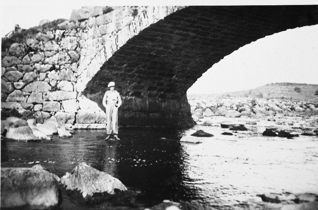 Fossebrua i 1941. Per Barkved på ein stein i elva.