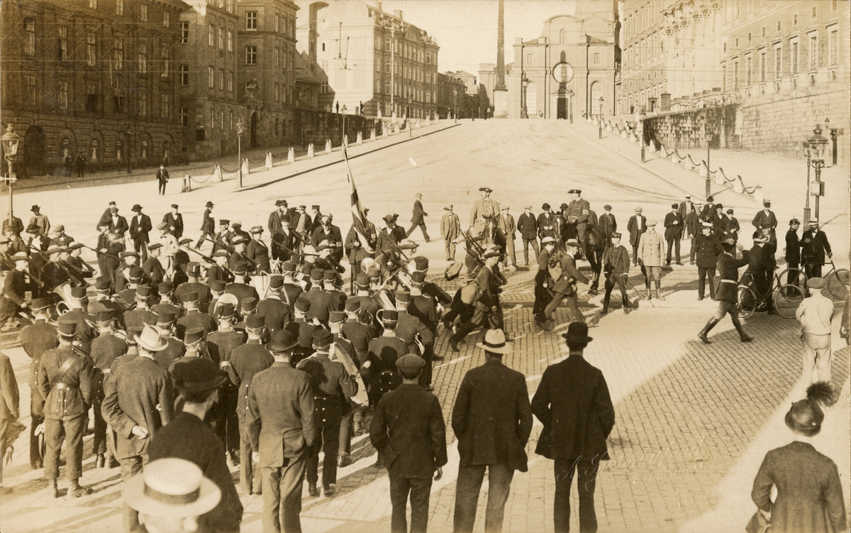 Landstormens mobilisering 1914, marsch förbi Stockholm slott.