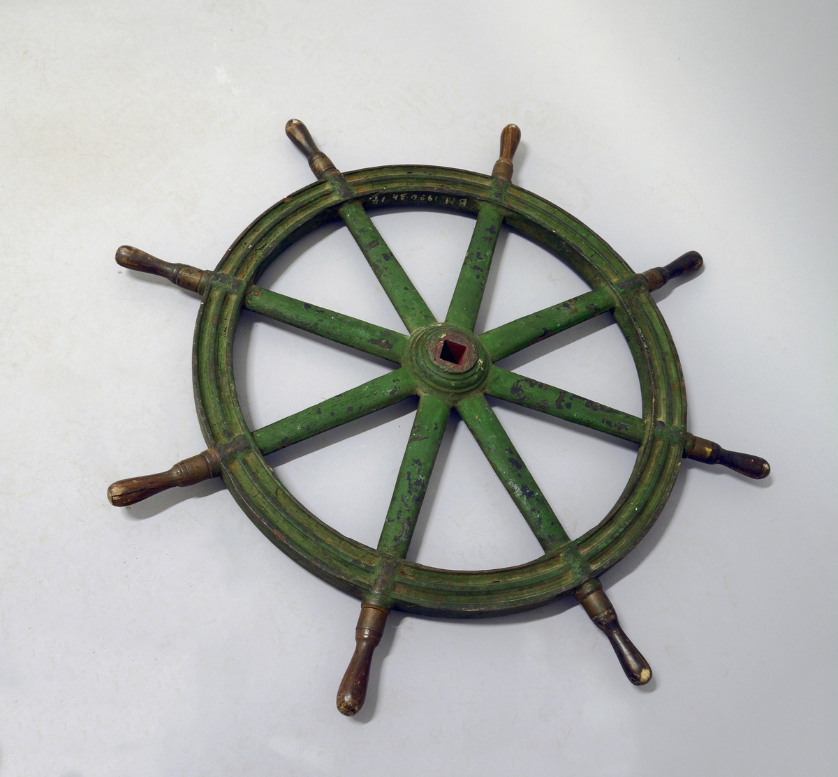 Fra protokollen: Ratt fra Sara Margrethe. Av støypejarn, hjulforma, med trekandtak.