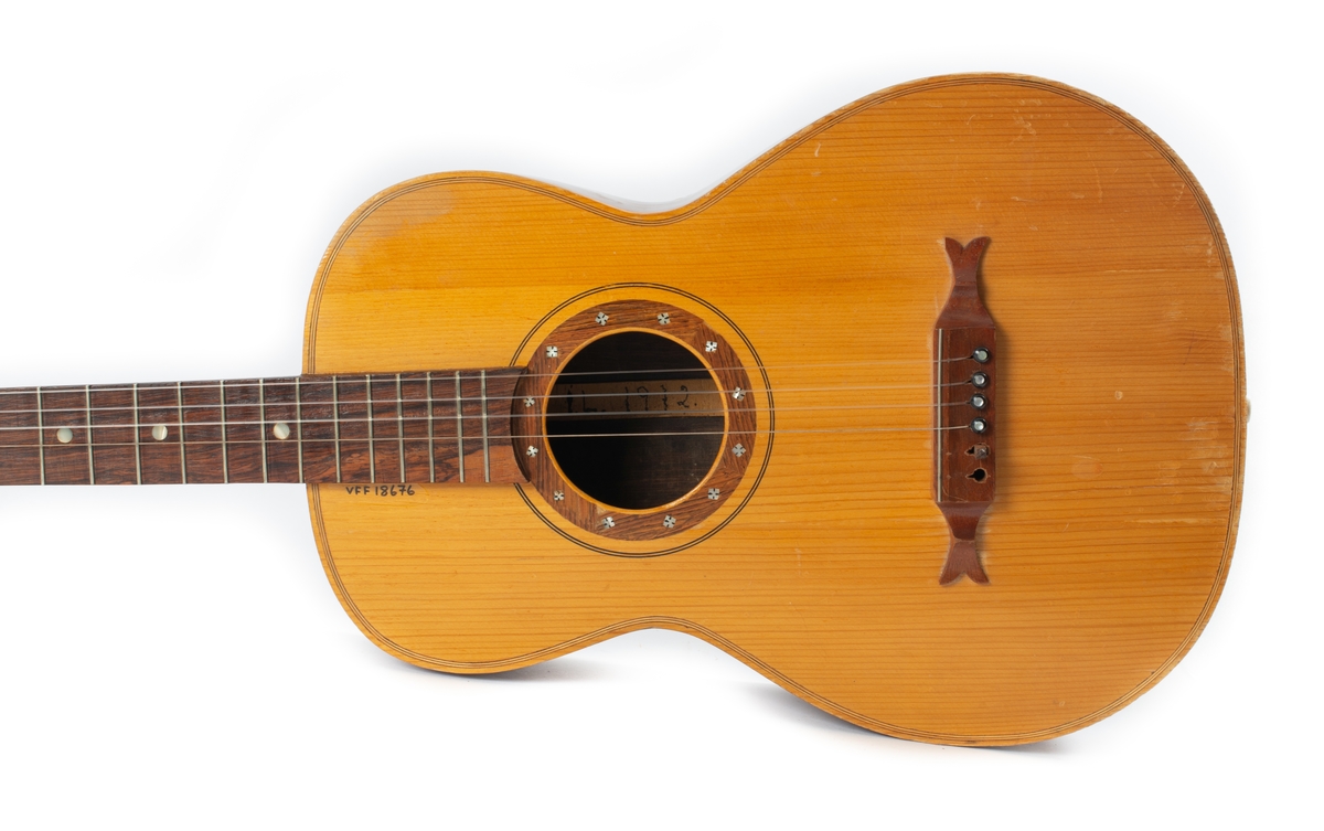 Gitar, lys kasse, mørkere brun hals, 4 strenger,  inne i kassen påskrevet:" I.L. 1972"