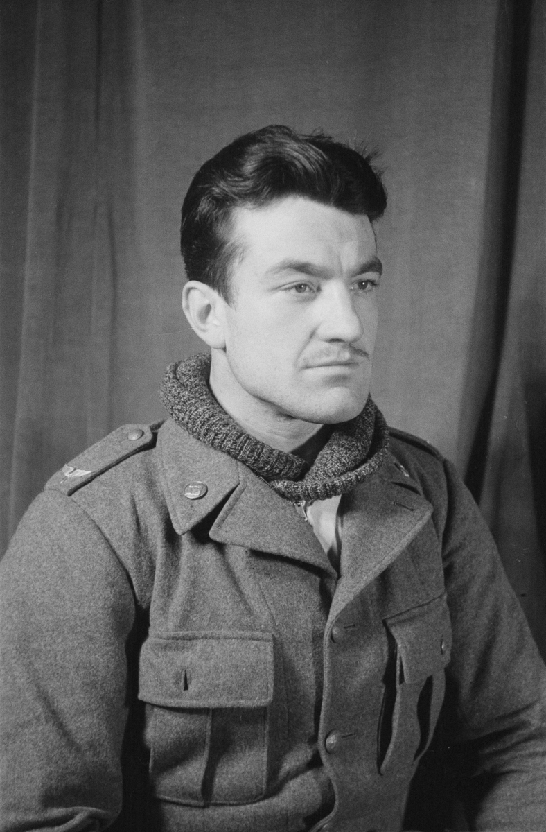 Porträttfoto av soldat Kurt Arnold Andersson (nummer 898), bilförare vid F 19, Svenska frivilligkåren i Finland under finska vinterkriget, 1940.
